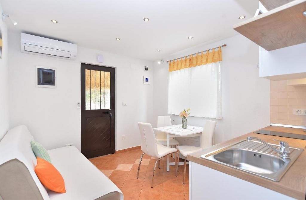 Apartment Snjezana 1064 Ровин Екстериор снимка